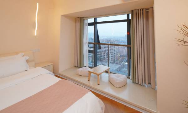 Guilin Run Homestay, High-Speed Railway North Station, Evergrande Plaza.