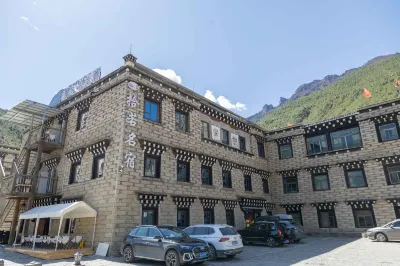 Shi Ruo Hotel (Daocheng Yading Scenic Spot Tourist Center)