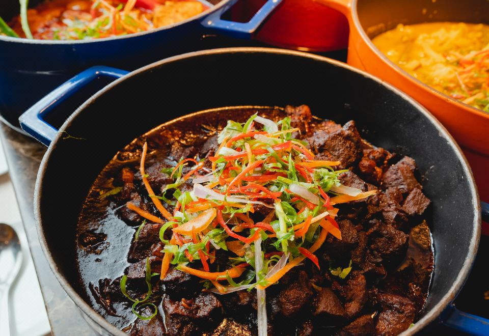 [코트야드 바이 마리어트 세티아 알람의 쾌적한 야외 수영장]