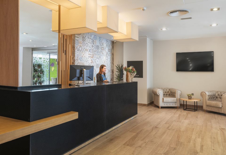 Hotel Catalonia GiraldaOver view