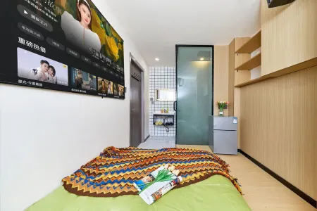 Nanjing Yinuo Homestay (Xinjiekou Subway Station) Отели рядом с достопримечательностью «Nanjing Normal University Suiyuan Campus Multiple-use Gymnasium»