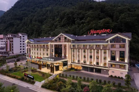 Hampton by Hilton Zhangjiajie National Forest Park Отели рядом с достопримечательностью «Qianli Xianghui Rock Peak»