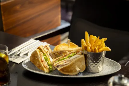 Crowne Plaza Glasgow Отели рядом с достопримечательностью «St Andrews in the Square Glasgow»