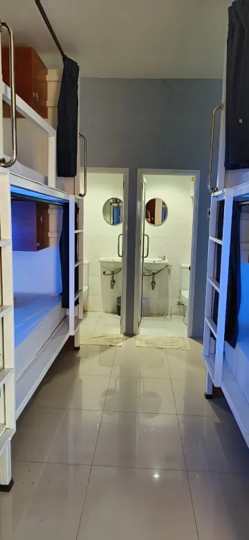 เตียงในหอพักผสม (8 คน) พร้อมห้องน้ำส่วนตัว
