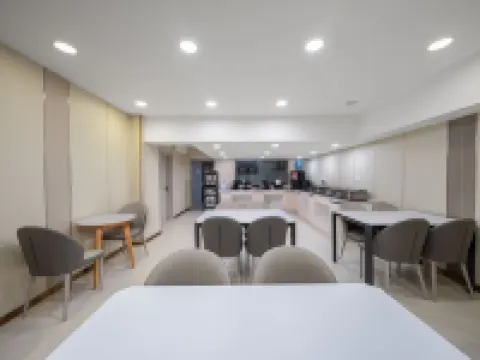 Shangfeipai Hotel (Kailu Government No. 1 High School) Hotels in Kailu