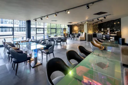 Diamond Capsule Hotel Amsterdam South Отели рядом с достопримечательностью «Clara Maria Cheese & Clog Farm»