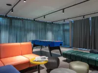 a&o Berlin Kolumbus Отели рядом с достопримечательностью «Ледовая арена Wellblechpalast»