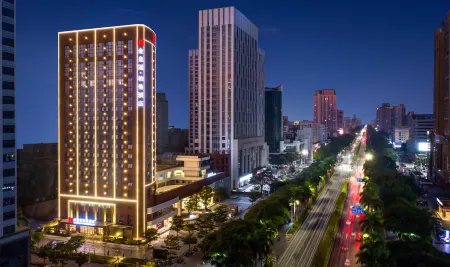 Golden Crown Borrman Hotel (Beihai Flagship Store) Отели рядом с достопримечательностью «Guantouling Sightseeing Platform»