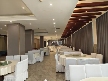 Xiangtian Hotel (Dongfeng Square) Отели в г. Сянсян