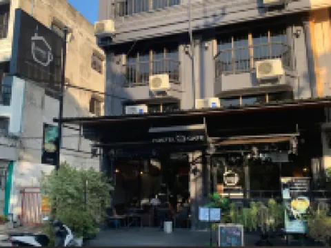 Friends Station Hostel & Cafe