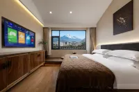 Xinyue·Mid villa Designer Homestay with Snow Mountain View (Dashuiche Store in the Ancient Town)