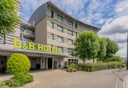 B&B Hotel Calais Terminal Cité Europe 4 étoiles Отели рядом с достопримечательностью «Field of the Cloth of Gold / Camp du Drap d'Or (7-24 June 1520)»