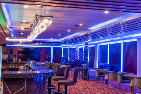 RIVERIA HOTEL Отели рядом с достопримечательностью «Mekong Riverside View Point»