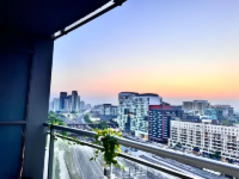 Water Views on The Lake 24/7 Serviced Hotel