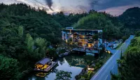 Yunyear Homestay Отели рядом с достопримечательностью «Озеро Фунглу»