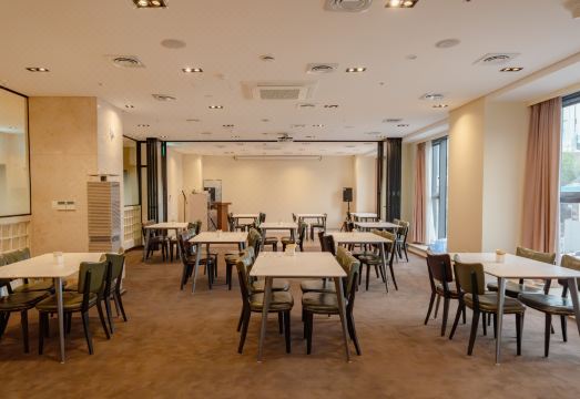 광주 에이치원호텔의 모던한 로비 공간