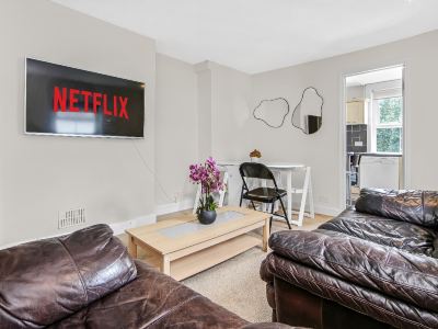 Exclusive 3 Bedroom Flat in Kingston Town!