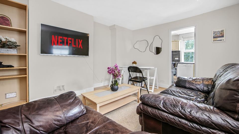 Exclusive 3 Bedroom Flat in Kingston Town!