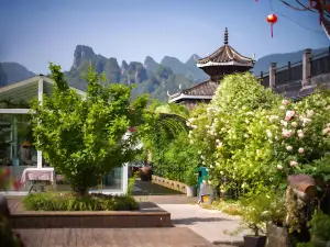 Zhangjiajie Wangyun Juzhusu (National Forest Park Sign Store)