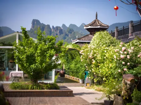 Zhangjiajie Wangyun Juzhusu (National Forest Park Sign Store) Отели рядом с достопримечательностью «Wulingyuan»