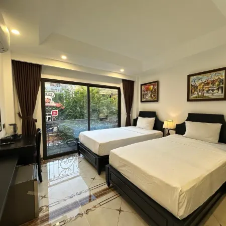 Bay Luxury Hotel & Spa - No 1 Ngo Huyen Отели рядом с достопримечательностью «Храм Нгоксон»