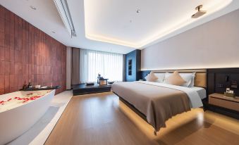 R ROYALSS HOTEL(Kuning Railway Station)