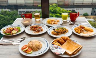 The Riski Hotel at Bangphlat Station