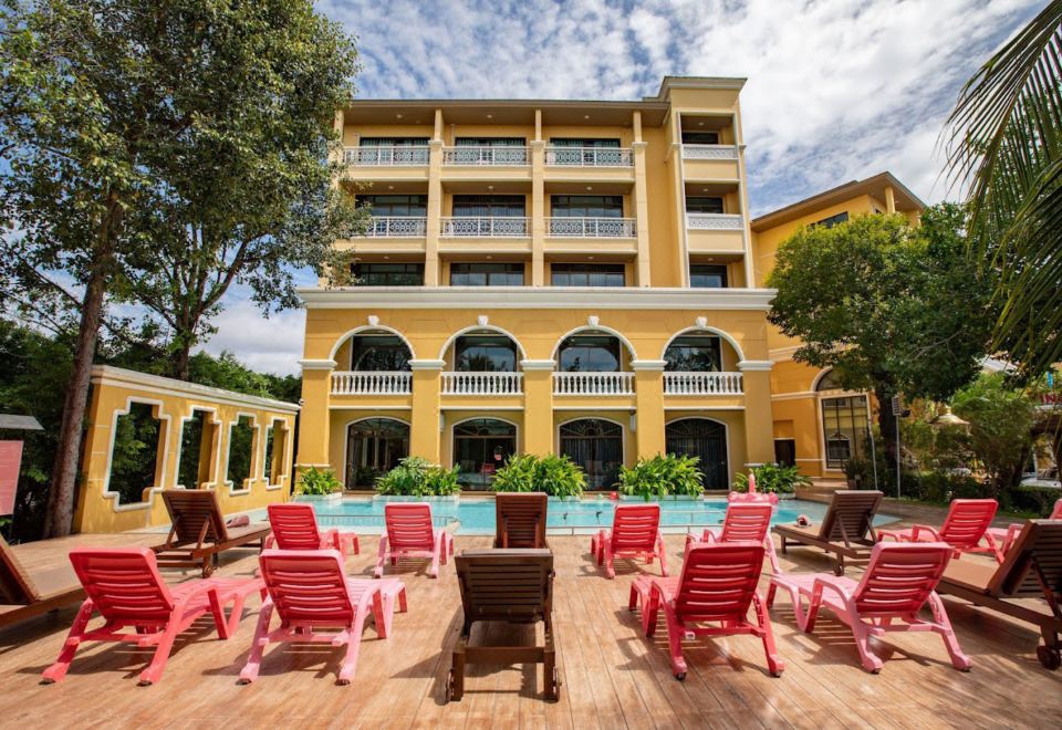 The Pineapple HotelOver view