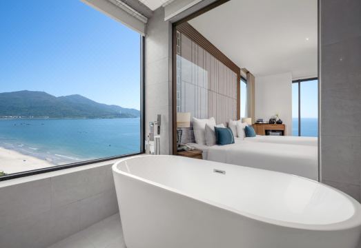 3. 페닌슐라 호텔..