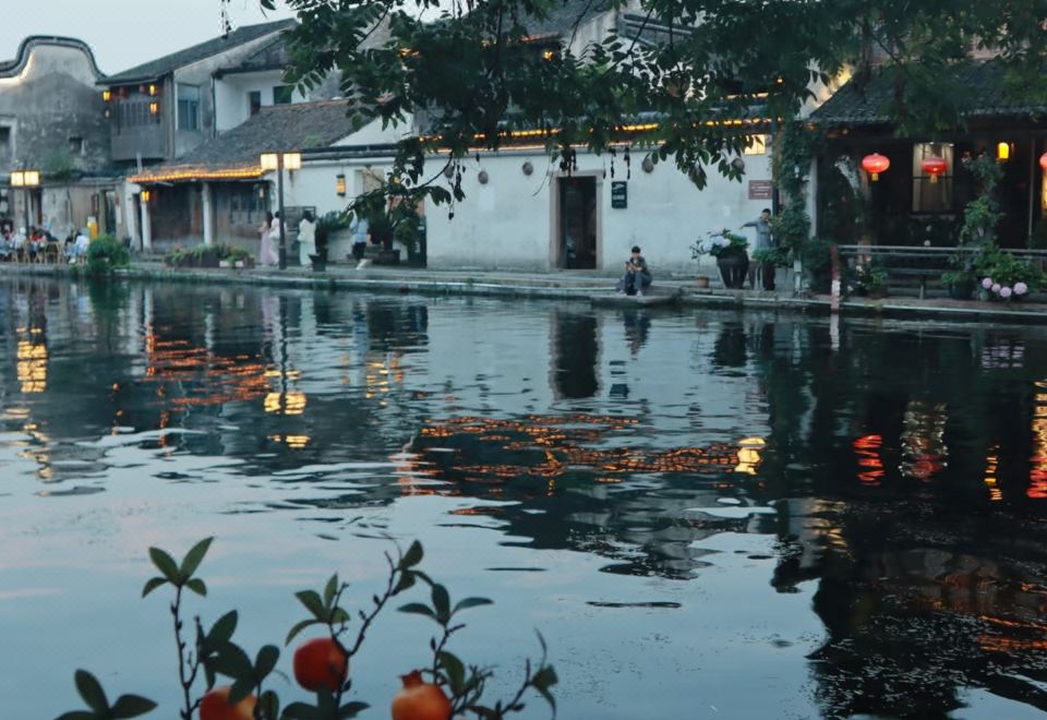 [난쉰 고대 마을의 고요한 강변 풍경을 담은 이미지]