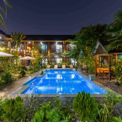 Champa Phan Boutique Hotel Отели рядом с достопримечательностью «Статуя Фа Нгум»