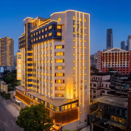 7 Days Inn Guiyang Qianlingshan Park Yan'an West Road Metro & Tourist Distribution Center Отели рядом с достопримечательностью «Парк Киялинг»