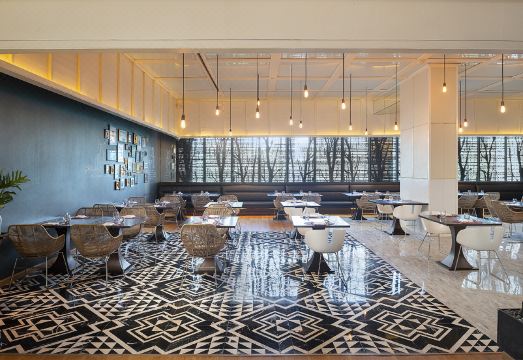 모드 사톤 수영장 뷰