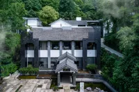 Celestial Cave Manor· Twin Dragon Cave Stream Rafting Private Onsen Retreat Hotels in 