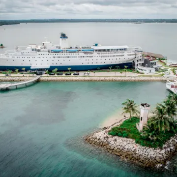 Doulos Phos The Ship Hotel