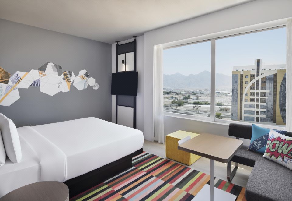 알로프트 무스카트의 야외 수영장 전경