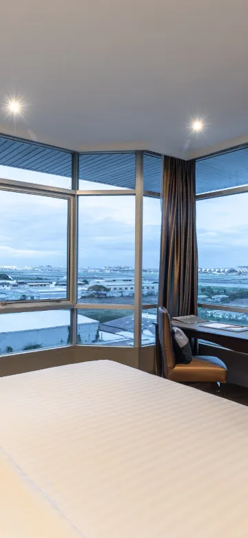 ห้องดีลักซ์เตียงคิงไซส์พร้อมวิวสนามบิน