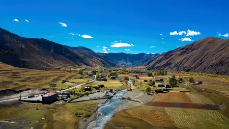 Banyan Tree. Wuyungu Hotel (Kangding Xinduqiao Branch) Отели рядом с достопримечательностью «Miles Corridor»