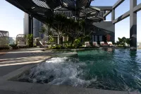 Hotel Indigo KUALA LUMPUR ON THE PARK by IHG - Rooftop Pools