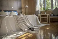 Misty Forest | Golden Dawn on Snow Peaks · Wild Luxury Secluded Mountain Lodge - romantici