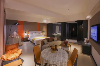 Staying at the Holiday Inn Cafe Hotels near Daoshenggen Park