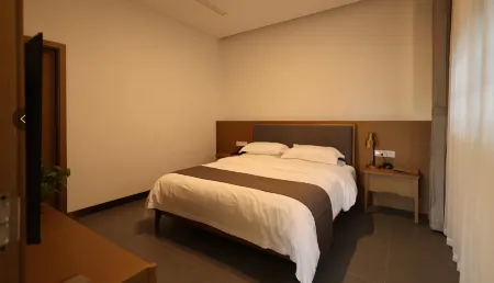 Liangqi Mountain Courtyard B&B Отели в г. Гуаншань