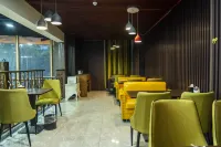 Super 8 Hotel (Weifang High Speed Railway North Station)