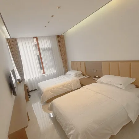 There is an inn (newly built South Road branch) Hotels in Gaoping