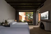 Ono Sanqiu · Rizhao Jinshan  Wild Luxury Hot Spring Pool Resort - parking
