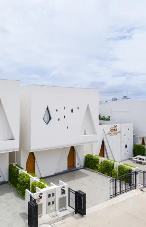 Moon 5-Bedroom Luxury Pool Villa Отели рядом с достопримечательностью «Devara Pool Villa»