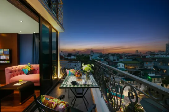 Aurora Central Hotel