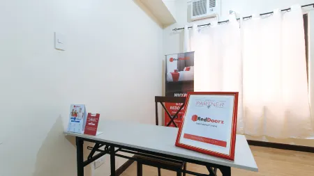 RedDoorz @ Malibu Room BF International Las Pinas