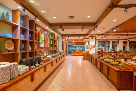 Movenpick Suriwongse Hotel Chiang Mai Отели рядом с достопримечательностью «Elephant Green Park»