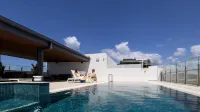 Holiday Inn Express & Suites Sunshine Coast Hotels in Twin Waters